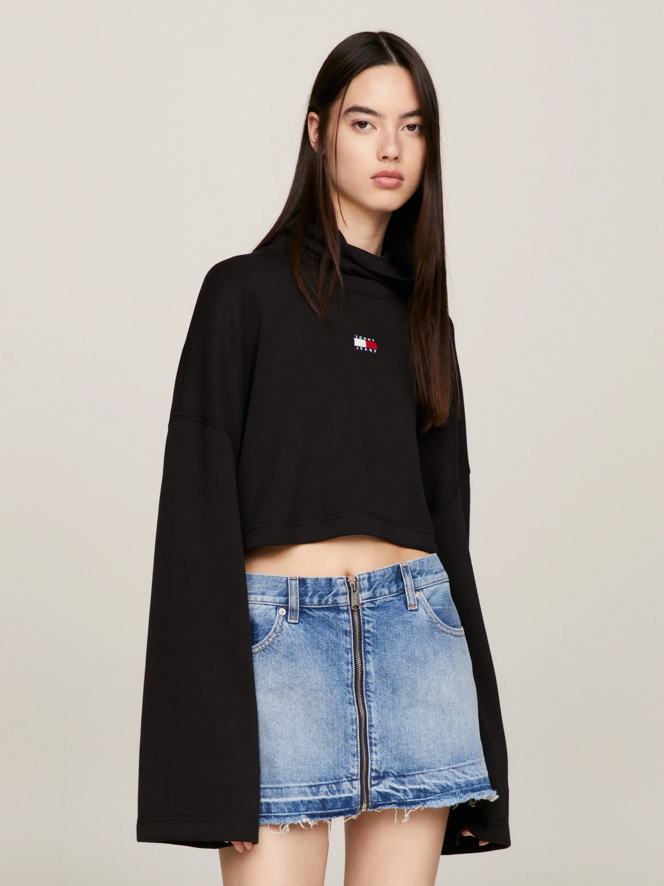 Badge Cropped Turtleneck Sweatshirt | Sweatshirts & Hoodies | Tommy Jeans