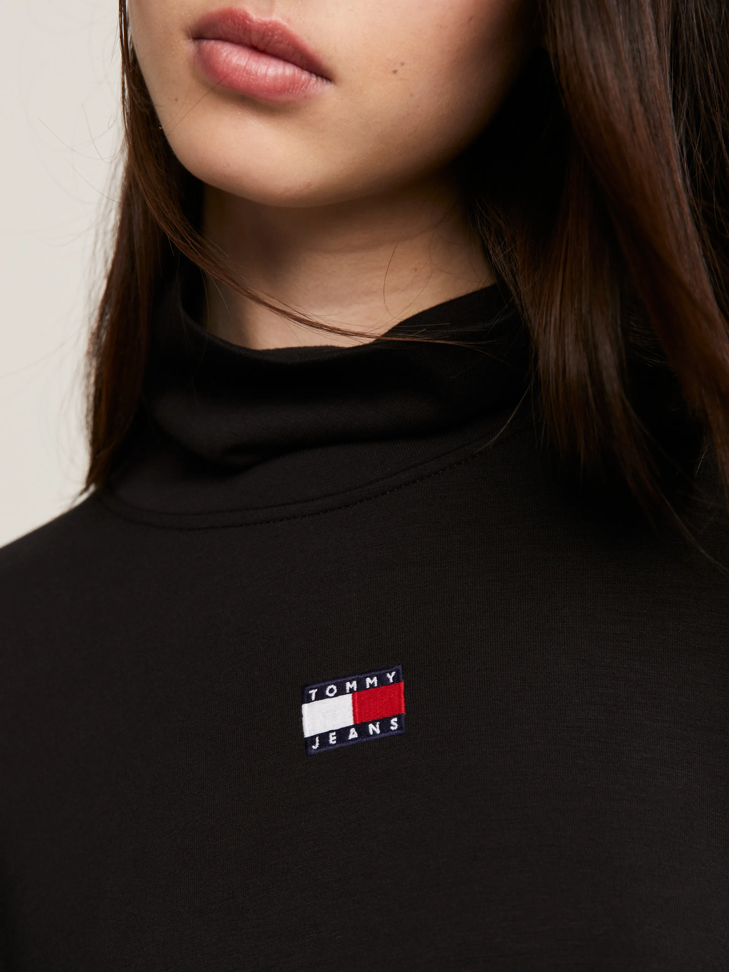 Badge Cropped Turtleneck Sweatshirt | Sweatshirts & Hoodies | Tommy Jeans